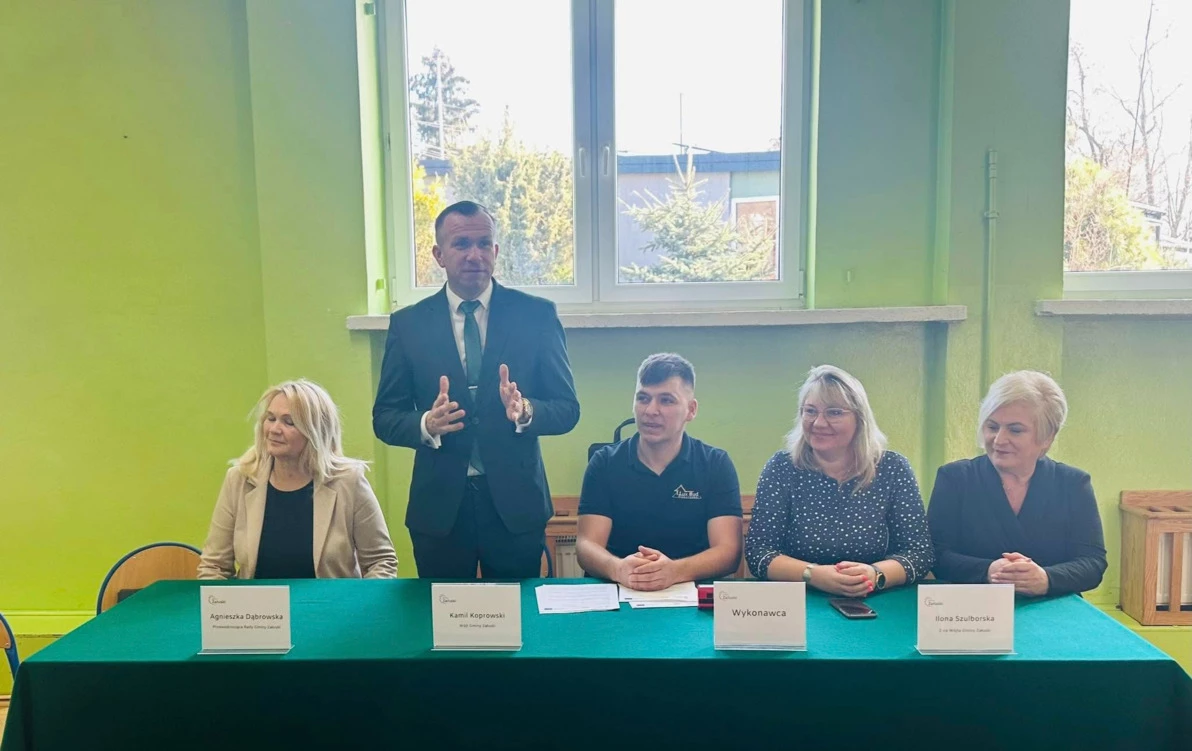 Zdjęcie do Podpisanie umowy na na realizację zadania pn.: &quot;Adaptacja wybranych...