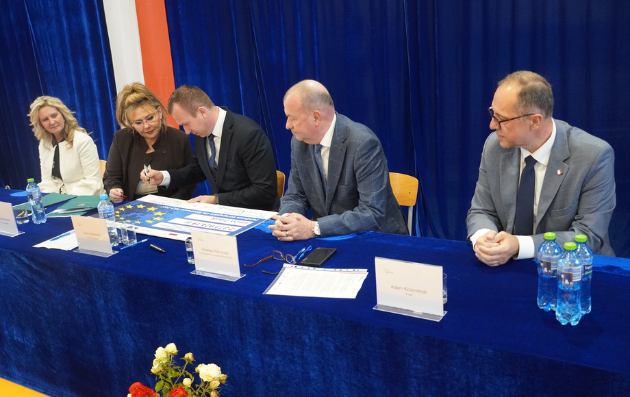 Gmina Załuski podpisała trzy umowy na rozwój infrastruktury i edukacji
